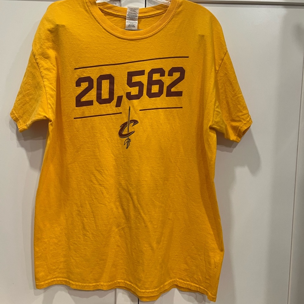 Cleveland Cavaliers shirt size L 100% cotton “20,562”
